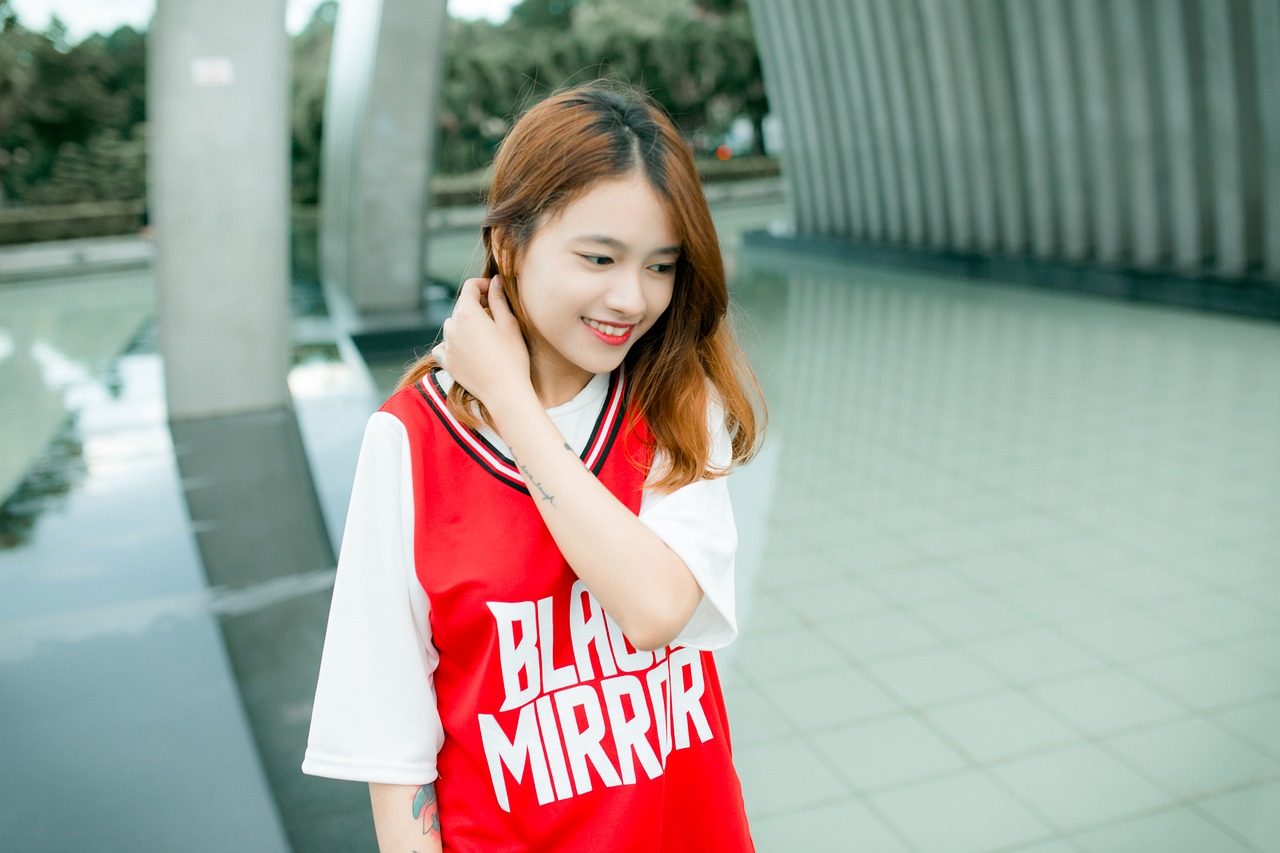 白澜最新璀璨光影时尚写真展现魅力风采