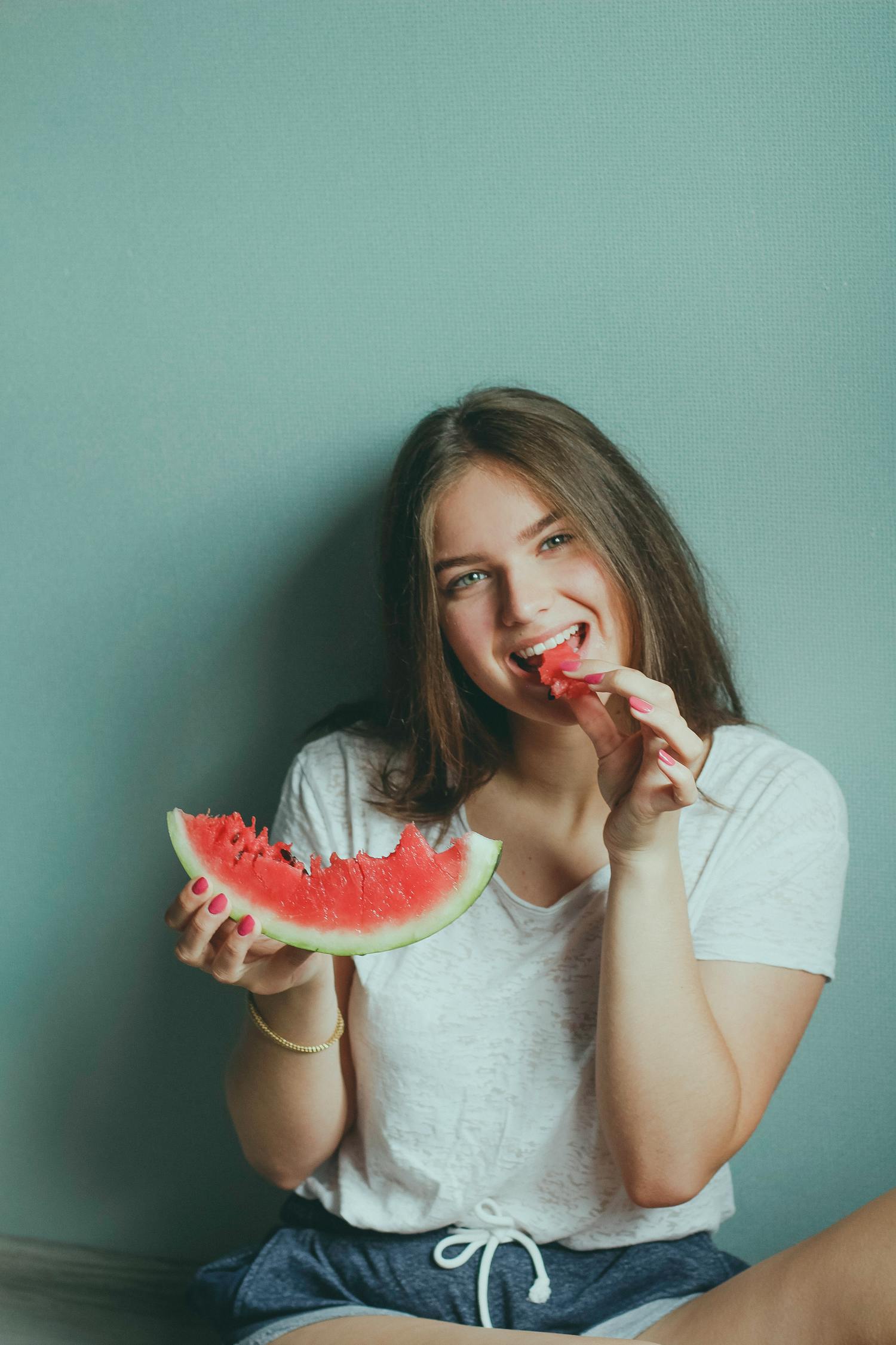 乔欣多元魅力新照引领时尚潮流