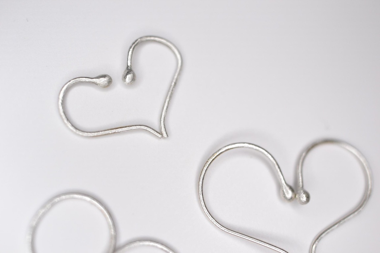 三福最新特价耳饰,时尚魅力,耳旁尽展风采