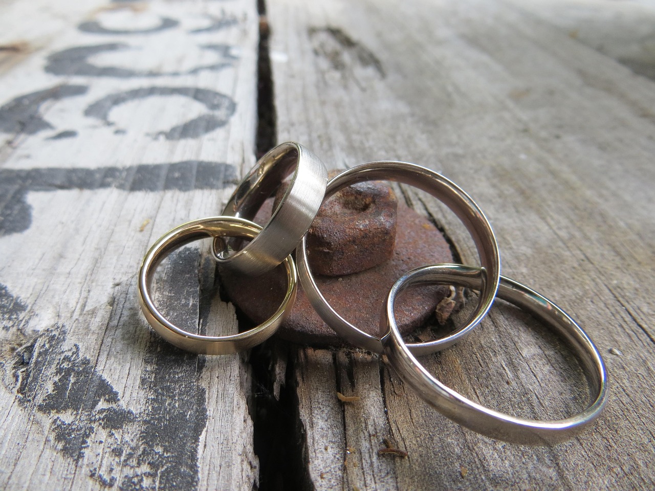 黄金最新款戒指,时尚与经典的完美融合